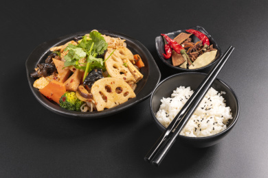 由多种食材烹调而成的川菜麻辣香锅摆放在黑色背景上