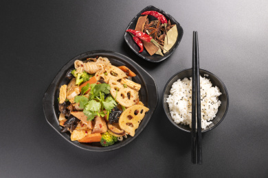 由多种食材烹调而成的川菜麻辣香锅摆放在黑色背景上