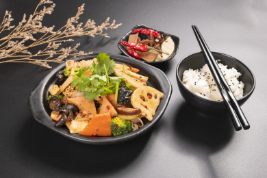 由多种食材烹调而成的川菜麻辣香锅摆放在黑色背景上
