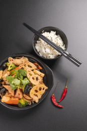 由多种食材烹调而成的川菜麻辣香锅摆放在黑色背景上