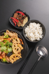 由多种食材烹调而成的川菜麻辣香锅摆放在黑色背景上