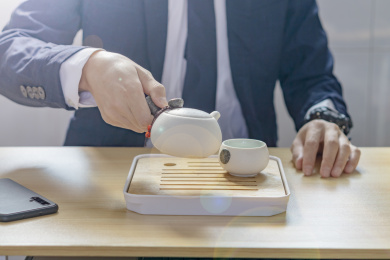 办公室内商务人士品茶休闲