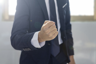 办公室内商务人士握拳加油