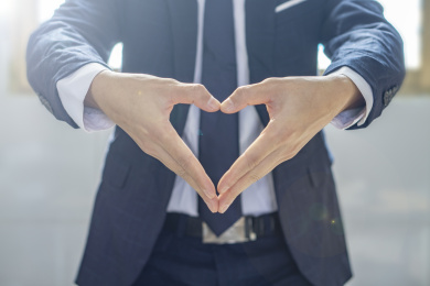 商务人士比划爱心的动作场景