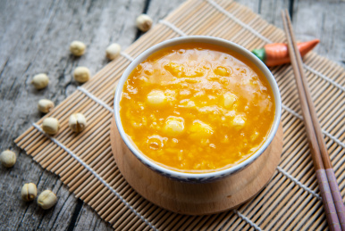 席子上的一碗莲子百合南瓜粥