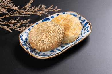 特色面食芝麻烧饼油酥烧饼摆放在黑色背景上