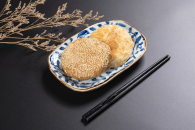 特色面食芝麻烧饼油酥烧饼摆放在黑色背景上
