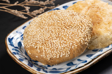 特色面食芝麻烧饼油酥烧饼摆放在黑色背景上