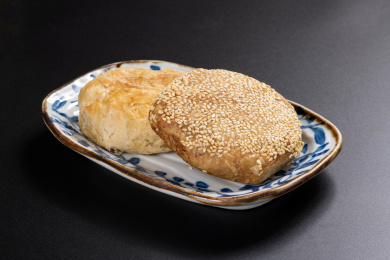 特色面食芝麻烧饼油酥烧饼摆放在黑色背景上