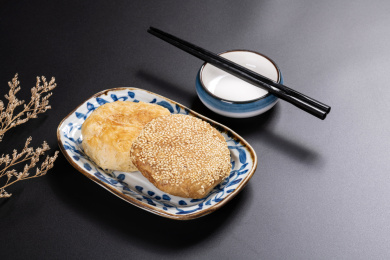 特色面食芝麻烧饼油酥烧饼摆放在黑色背景上