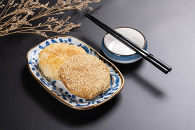 特色面食芝麻烧饼油酥烧饼摆放在黑色背景上