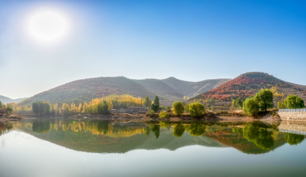 秋季白天郊外山区鱼塘与山丘