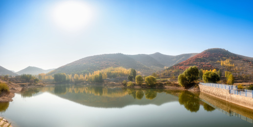 秋季白天郊外山区鱼塘与山丘