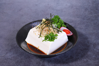 放在深色背景上圆碗里的日式冷豆腐