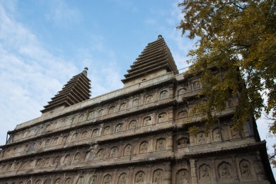 北京五塔寺真觉寺金刚宝座塔与古银杏树秋日风光