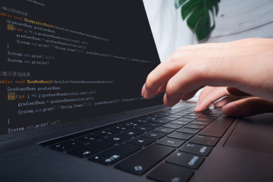 程序员正在使用电脑打字敲键盘录入信息后端开发研发维护bug漏洞概念