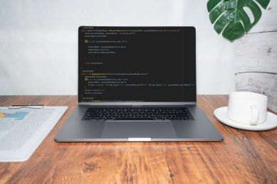 程序员正在使用电脑打字敲键盘录入信息后端开发研发维护bug漏洞概念