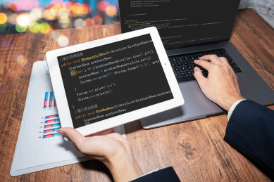 程序员正在使用电脑打字敲键盘录入信息后端开发研发维护bug漏洞概念