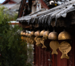 中国云南省丽江市，古城屋檐下悬挂的金属铃铛