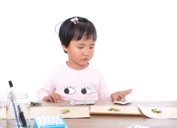 角色扮演的小女孩扮演医生为患者配药