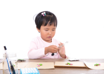 角色扮演的小女孩扮演医生为患者配药