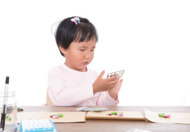 黄皮肤中国小女孩假装医生分配药品