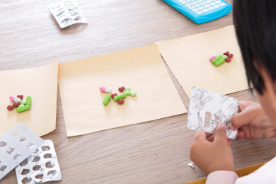 中国小孩子在把药品分配到不同的草纸上