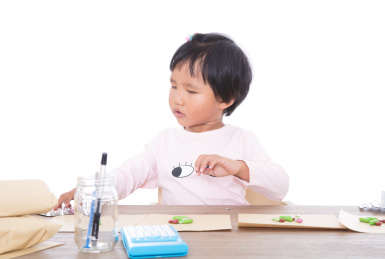 中国小姑娘扮演医生给患者拿药