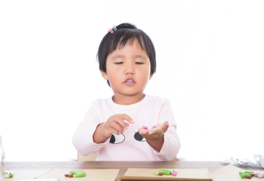 幼小的中国小女孩有模有样的扮演大夫分配药品