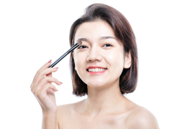 白色背景前的美丽年轻女性