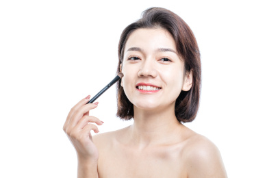 白色背景前的美丽年轻女性