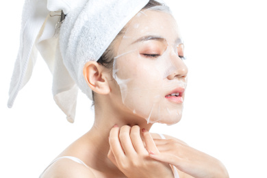 白色背景前的美丽年轻女性