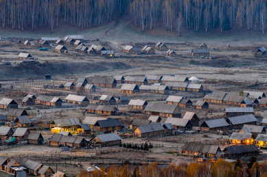 深秋的中国新疆禾木村清晨
