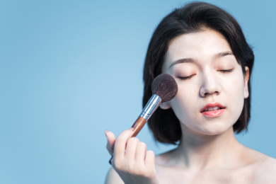 纯色背景前的年轻中国女性美容