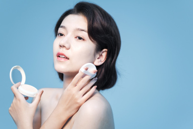 纯色背景前的年轻中国女性美容