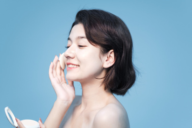 纯色背景前的年轻中国女性美容