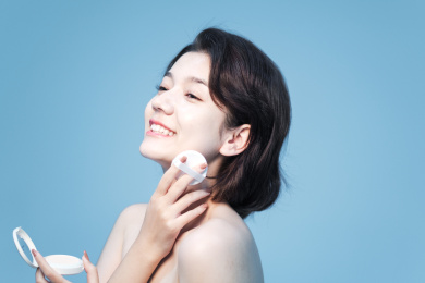 纯色背景前的年轻中国女性美容