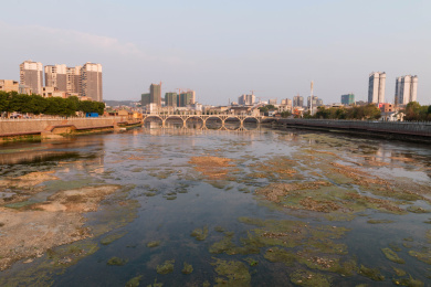 夕阳下的湖南永州江永五一桥风光