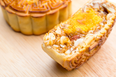 木托盘上切开的美味的五仁蛋黄月饼