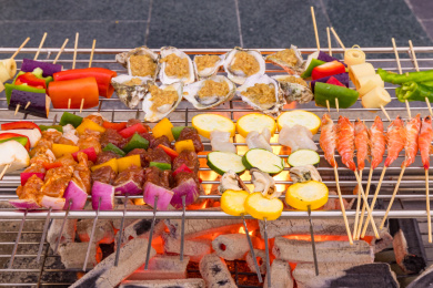 碳火炉上整齐排列的BBQ烤肉烤串