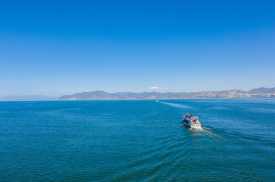 云南大理洱海航海游船俯瞰大海