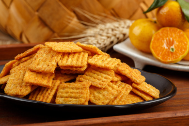 放在木盘上的一小盘零食小吃锅巴和麦穗