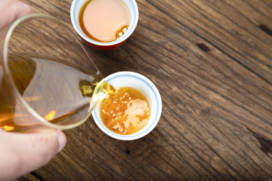 桂花祁红出汤至青瓷小杯中