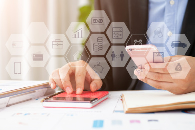 边使用计算器边使用手机的工作者