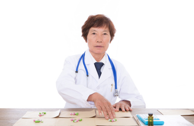 穿着白大褂的女性医生在为患者配药