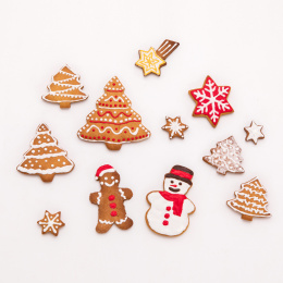 白背景上有很多红白色为主的圣诞姜饼