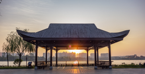 中国广东省东莞华阳湖湿地公园里修在湖边的亭子