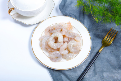 白色碟子里的营养食材速冻青虾仁