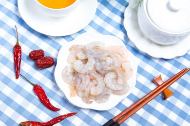 装在碟子里的海鲜食材青虾仁