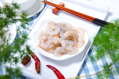 装在碟子里的海鲜食材青虾仁